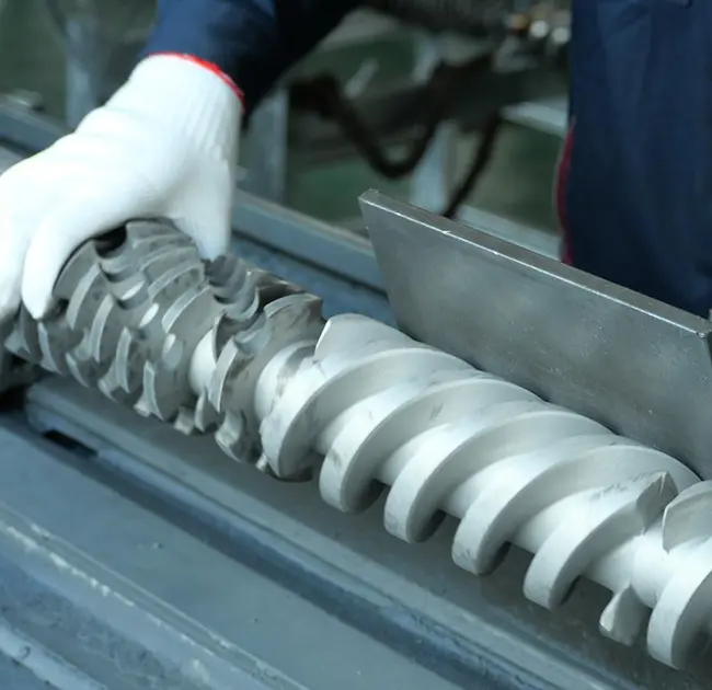 Чаро дар экструдер хатҳои сиёҳ такроран пайдо мешаванд? Ин мақола ба шумо таълим медиҳад, ки чӣ гуна зуд муайян кардан мумкин аст, ки оё он бо мушкилот бо баррел ё винт ба вуҷуд омадааст.